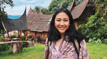 Sejak memulai karier dari kecil hingga saat ini, Sherina dikenal sebagai perempuan dengan potongan rambut sebahu. Jika diperhatikan, Sherina hanya beberapa kali saja mengubah gaya rambutnya. Beberapa waktu lalu, Sherina pernah mengubah rambutnya menjadi lebih pendek. (Liputan6.com/IG/@sherinasinna)