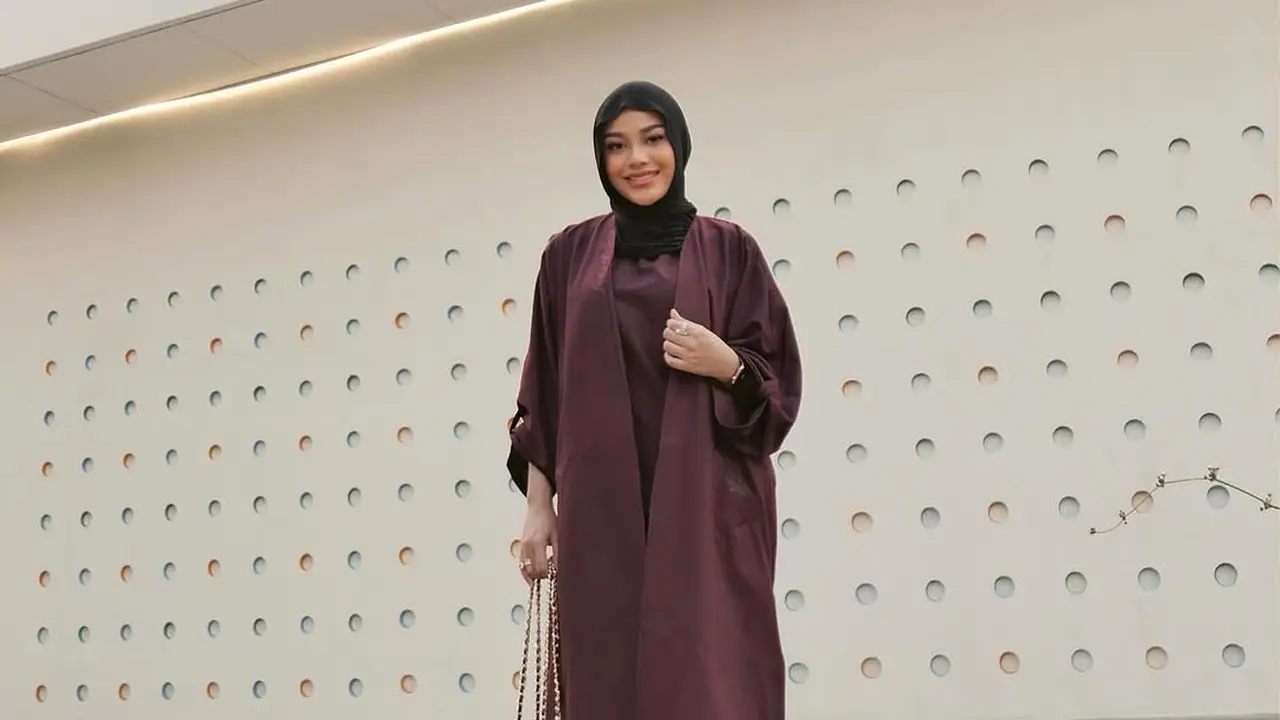 Gaya Aurel Hermansyah, Tampil dengan Busana Modest Warna Cokelat Mahogany yang Diprediksi Jadi Tren Lebaran 2025