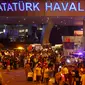Para pengunjung berjalan keluar meninggalkan Bandara Atarturk di Istanbul, Turki, pasca ledakan, Selasa (28/6). Sedikitnya 36 korban dan tiga pengebom bunuh diri tewas sementara ratusan lainnya terluka dalam serangan teror tersebut. (REUTERS/Osman Orsal)
