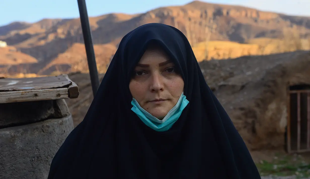 Polisi Afghanistan, Marzia Amiri berpose saat penyelidikan pembunuhan di Distrik Karukh, Provinsi Herat, Jumat (2/2). Marzia satu-satunya polisi wanita investigasi di Herat yang bertanggung jawab atas berbagai kasus besar. (AFP PHOTO/HOSHANG HASHIMI)