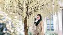 Inara Rusli memancarkan pesona glamor dalam balutan maxi dress berhias bordiran bunga dan payet nuansa emas-hitam. [@mommy_starla].