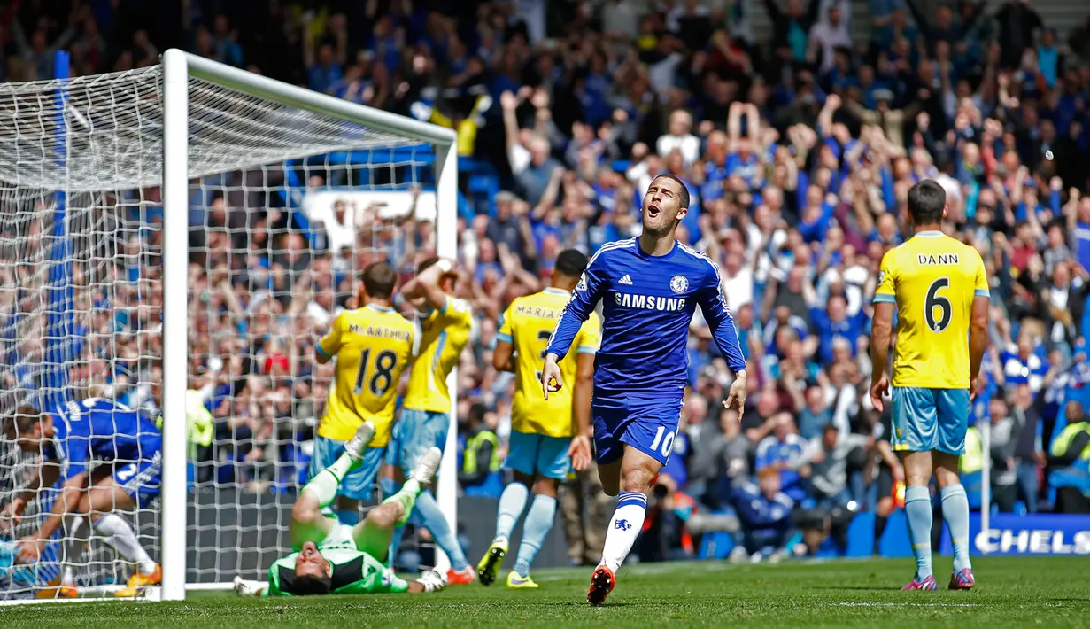 Gelandang Chelsea, Eden Hazard (kedua kanan) merayakan selebrasi usai mencetak gol ke gawang Crystal Palace saat Laga Liga Premier Inggris di Stamford Bridge, Minggu (3/5/2015). Chelsea menang 1-0 atas Crystal Palace. (Reuters/Carl Recine)