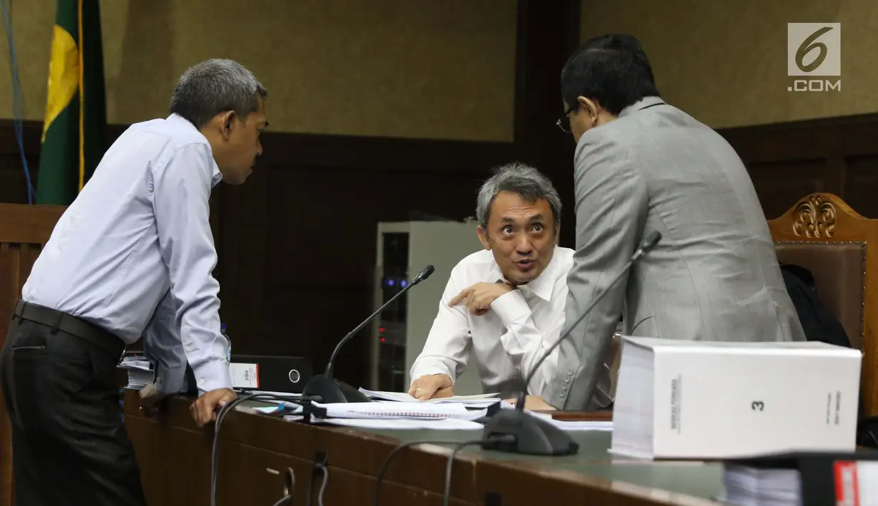 Terdakwa dugaan suap pengajuan PK ke PN Jakarta Pusat, Eddy Sindoro (tengah) usai menyimak keterangan saksi pada sidang lanjutan di Pengadilan Tipikor, Jakarta, Senin (7/1). Sidang mendengar keterangan saksi-saksi. (Liputan6.com/Helmi Fithriansyah)