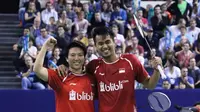 Ganda campuran Indonesia, Tontowi Ahmad/Liliyana Natsir, merayakan keberhasilan menjuarai Prancis Terbuka Super Series 2017, Minggu (29/10/2017). (PBSI)