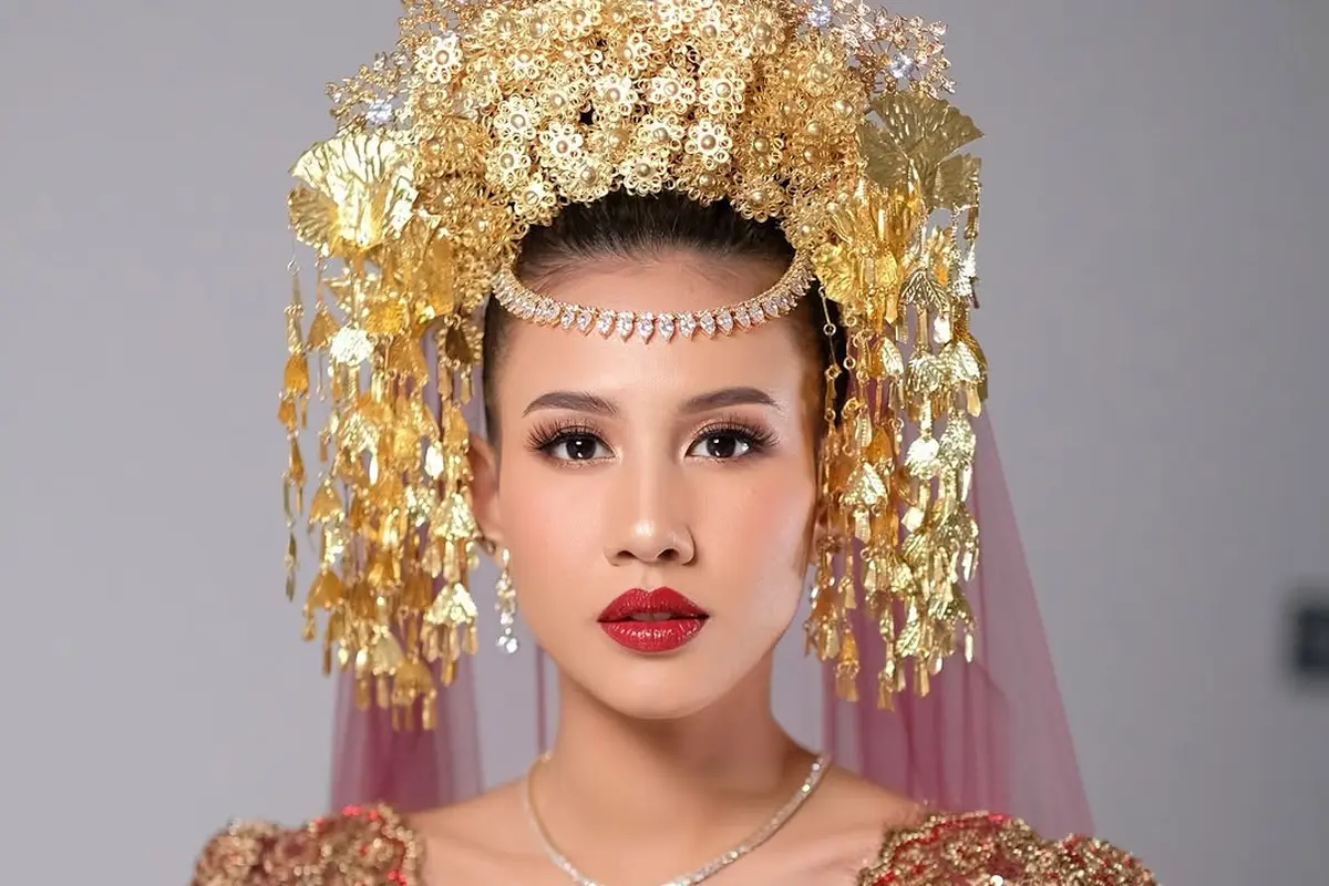Jadi Pengantin Minang, Pesona Shenina Cinnamon dengan Makeup Bold Klasik di Momen Prewedding Bersama Angga Yunanda