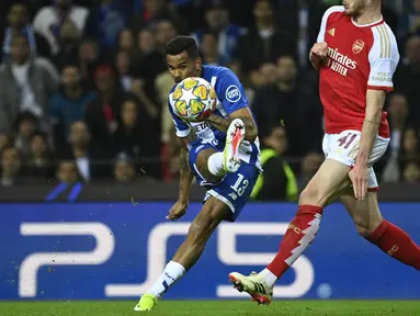 Pemain FC Porto, Wenderson Galeno mencetak gol ke gawang Arsenal dari luar kotak penalti pada laga leg pertama 16 besar Liga Champions 2023/2024 di Dragao stadium, Porto, Portugal, Kamis (22/02/2024) dini hari WIB. (AFP/Miguel Riopa)