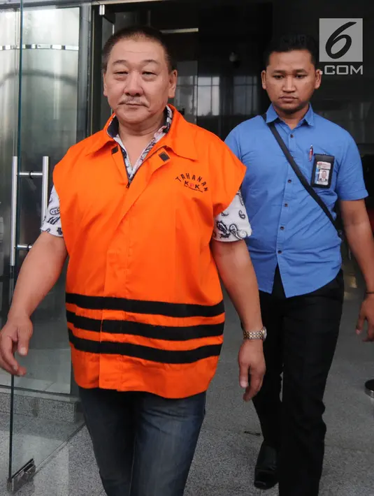 Dirut PT Sinar 99 Permai, Wilhelmus Iwan Ulumbu usai menjalani pemeriksaan di KPK, Jakarta, Kamis (12/4). Wilhelmus diperiksa untuk melengkapi berkas kasus suap sejumlah proyek jalan di Kabupaten Ngada senilai Rp 54 miliar. (Merdeka.com/Dwi Narwoko)