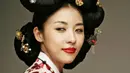 Ha Ji Won terlihat begitu memukau saat mengenakan hanbok. Hal itu terlihat ketika aktris kelahiran 28 Juni 1978 ini bermain dalam Empress Ki dan Damo. (Foto: soompi.com)