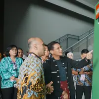 Sandiaga Uno dan Rohan Mathur sedang melihat pameran instalasi (magnifique indonesia).