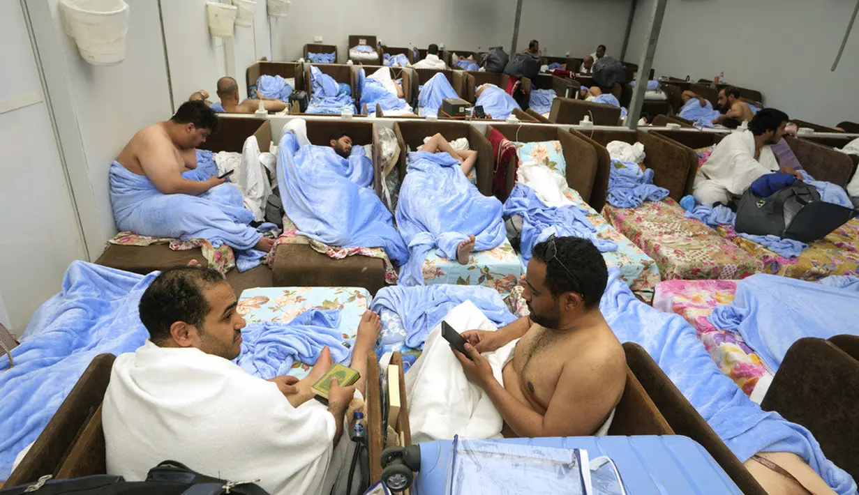 <p>Dalam bahasa Arab, kata "tarawwi" berarti berpikir secara mendalam, mempertimbangkan dengan hati-hati dan merenung perlahan sebelum mengambil keputusan. (AP Photo/Amr Nabil)</p>