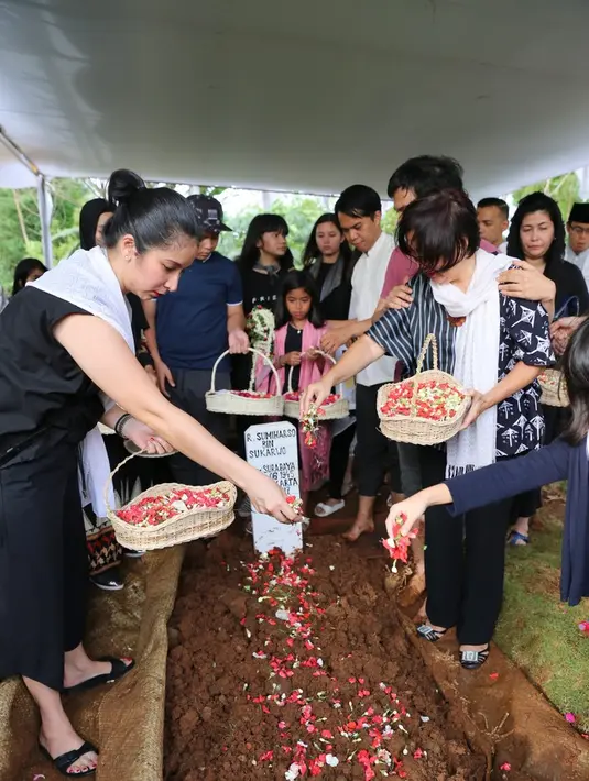 Air mata semakin tak terbendung ketika suaminya, Sapto Haryo Rajasa, mengazani ayahnya sebelum dimasukan ke dalam liang lahat. Sesekali Angie menyeka air mata yang terus mengalir deras. (Daniel Kampua/Bintang.com)