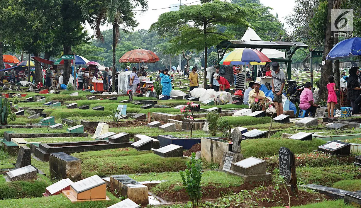 Suasana di TPU Karet Bivak, Jakarta, Sabtu (4/5). Menjelang Bulan Ramadan, sejumlah TPU di Ibukota ramai dikunjungi warga untuk berziarah yang menjadi tradisi setiap tahun. (Liputan6.com/Immanuel Antonius)