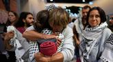 Para aktivis kemanusiaan Global Sumud Flotilla (GSF) saling berpelukan saat tiba di Bandara Istanbul, Turki, Kamis 21 Mei 2026. (AP Photo/Emrah Gurel)