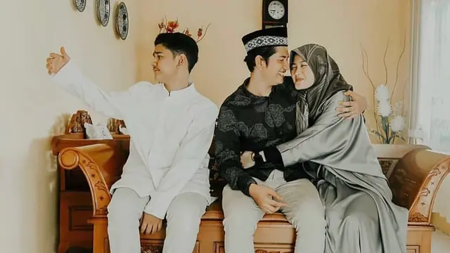 Tetap Berhubungan Baik, Ini 6 Potret Kebersamaan Henny Rahman dan Syakir Daulay