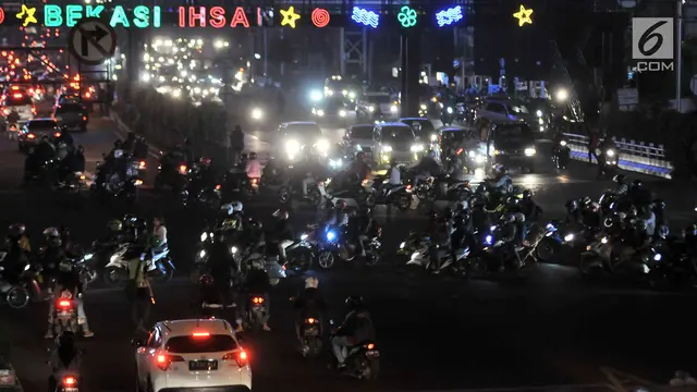 Pemudik Sepeda Motor Padati Jalur Kalimalang