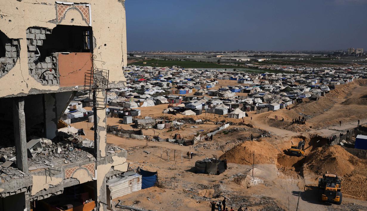 Aktivitas pekerja Mesir yang menggunakan alat berat untuk mencari jenazah para sandera di Kota Hamad, Khan Younis, di Jalur Gaza selatan, Selasa 28 Oktober 2025. Dikabarkan, hingga Selasa 28 Oktober 2025, terdapat 13 jenazah sandera yang masih belum ditemukan dan dikembalikan. (AP Photo/Abdel Kareem Hana)