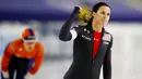 Atlet asal Amerika Serikat, Brittany Bowe, melakukan selebrasi usai mengakahkan wakil Belanda Jutta Leerdam pada nomor 1000 m putri di Kejuaraan Dunia Speed Skating di Thialf ice arena, Heerenveen, Belanda, Minggu (24/1/2021). (AP/Peter Dejong)