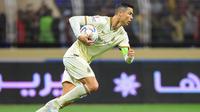 Cristiano Ronaldo berhasil mencetak golnya yang perdana bersama Al Nassr. Ronaldo membobol gawang Al Fateh pada laga pekan ke-15 Saudi Pro League di&nbsp;Stadion Prince Abdullah bin Jalawi, Sabtu (4/2/2023) dini hari WIB. (AFP/Ali ALDAIF)
