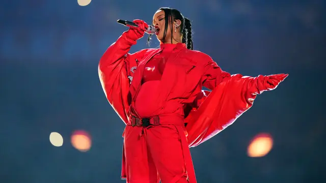 Hamil Anak Kedua, Rihanna Curi Perhatian di Super Bowl 2023