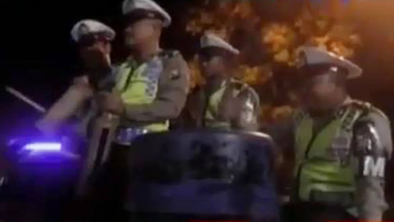 VIDEO: Polisi Bangkalan Keliling Kampung Bangunkan Sahur