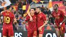 Pemain AS Roma, Paulo Dybala (tengah kiri) dan Bryan Cristante ikut merayakan gol yang dicetak oleh Edoardo Bove pada laga leg pertama semifinal Liga Europa 2022/2023 melawan Bayer Leverkusen di Olympic Stadium, Roma, Jumat (12/05/2023) WIB. Pertandingan dimenangkan oleh AS Roma dengan skor 1-0. (AFP/Alberto Pizzoli)