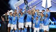 Skuad Napoli saat merayakan gelar juara Piala Super Italia.  (Fayez NURELDINE / AFP)