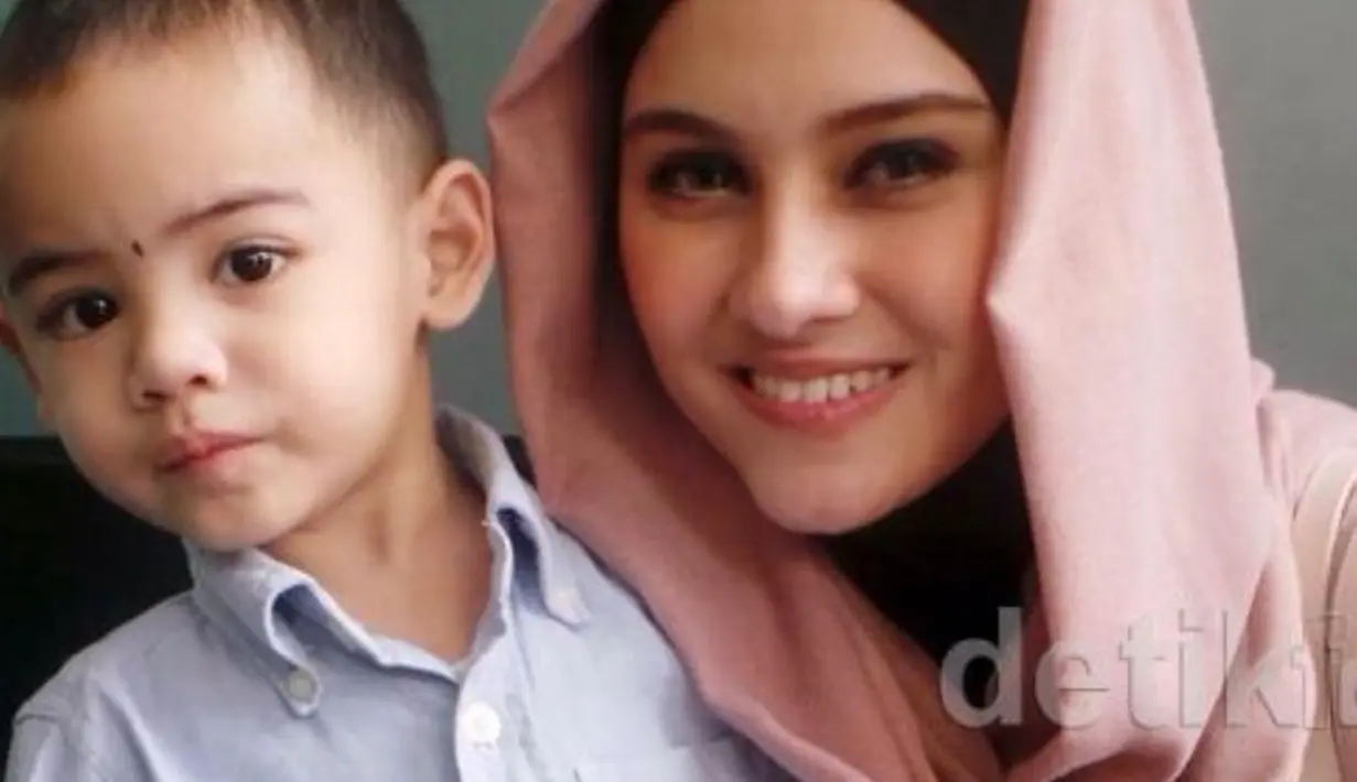 Zee Zee berkisah bahwa sejak lahir anaknya tersebut sudah berjuang. Khaleev lahir dengan kondisi prematur 36 minggu dan bb 1,9 kg. Ia juga sempat 1 minggu di NICU dan berhasil melewatinya dengan kuat. (Instagram/zeezeeshahab)