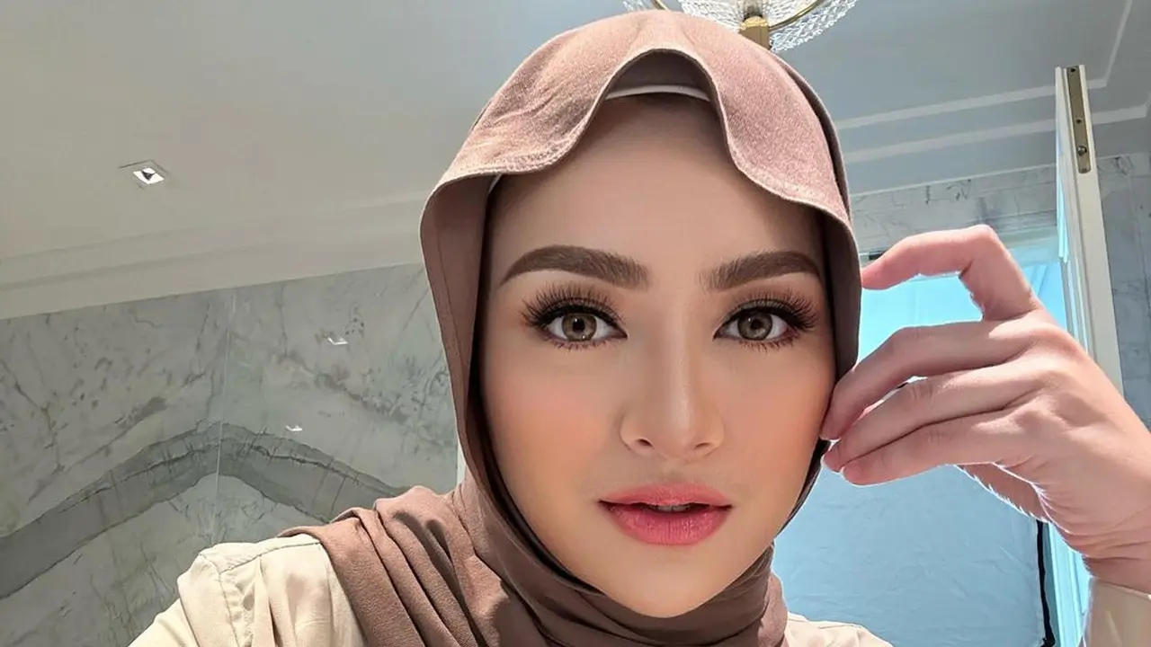8 Potret Transformasi Gaya Nathalie Holscher, Kini Pose Tanpa Hijab