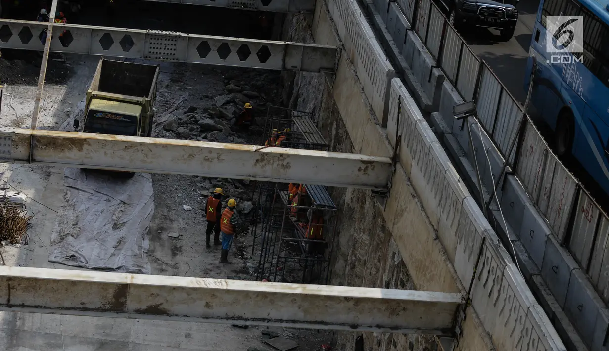 Pekerja menyelesaikan proyek pembangunan underpass Mampang Prapatan-Kuningan, Jakarta, Minggu (18/3). Progres pembangunan proyek jalan bawah tanah yang terbentang sejauh 860 meter tersebut saat ini sudah mencapai 90%. (Liputan6.com/Faizal Fanani)