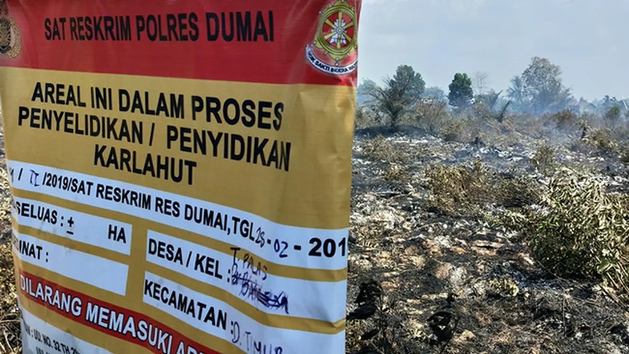 Polisi menyegel lahan dengan dugaan senagaja dibakar yang dikhawatirkan menimbulkan bencana kabut asap.