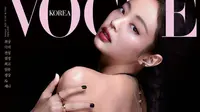 Jennie BLACKPINK untuk Vogue Korea edisi Januari 2023. (dok. Instagram @jennierubyjane/https://www.instagram.com/p/CnXAMQwJoPU/&nbsp;fotografer @kimheejune)