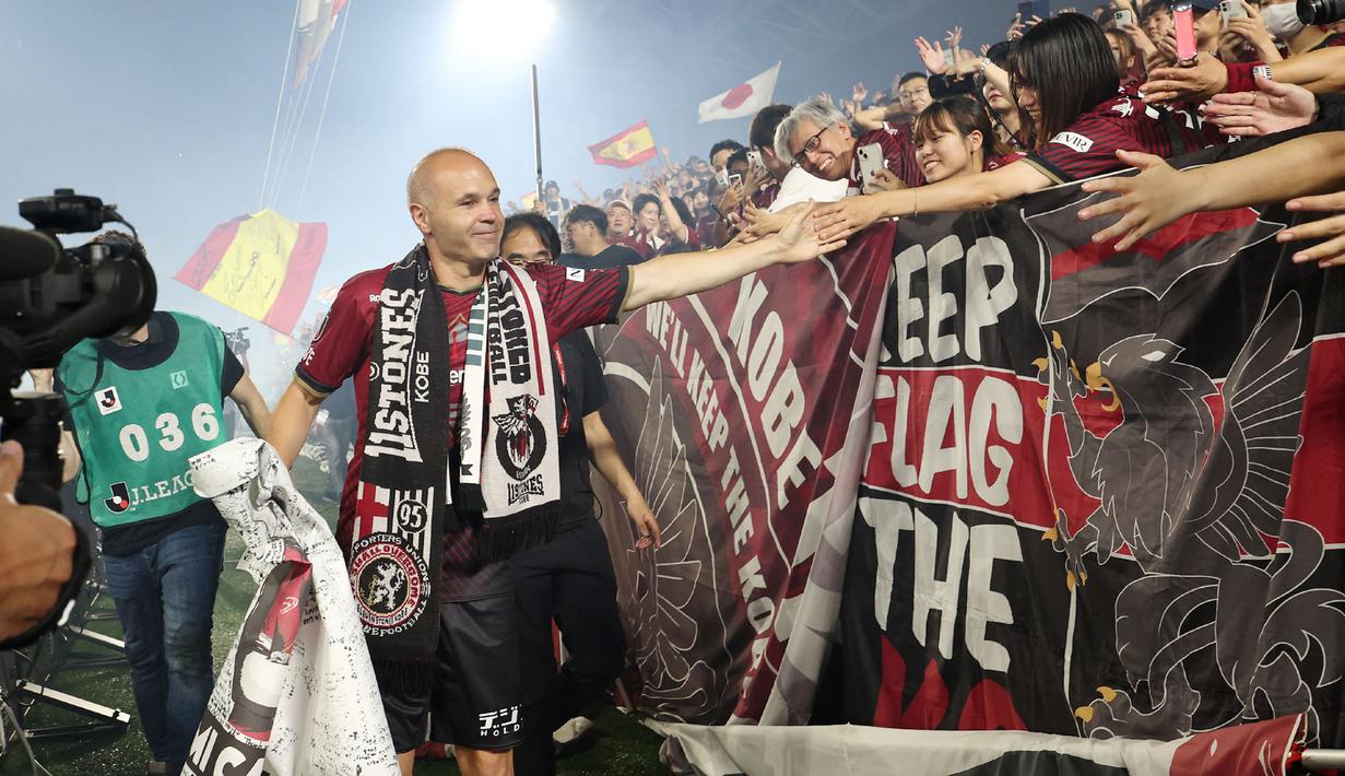 Andres Iniesta yang menjadi mercusuar Vissel Kobe sejak 2018 lalu memutuskan hengkang pada tengah musim 2023, meninggalkan berbagai kenangan magis yang menghiasi ruang-ruang Liga Jepang dalam lima tahun terakhir. Penyihir asal Semenanjung Iberia itu pergi usai tampil 134 kali untuk Vissel Kobe di semua ajang, mencatat 26 gol dan 25 assist. (AFP/Jiji Press)