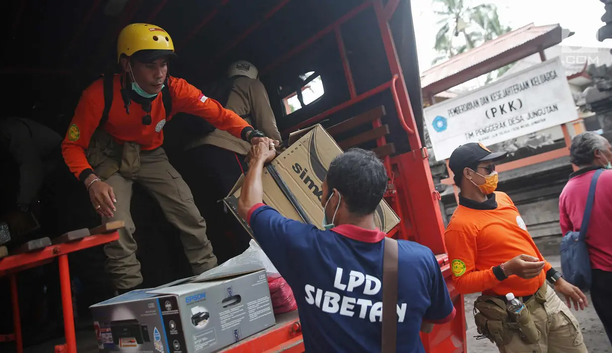 Petugas Basarnas membantu proses evakuasi perabotan dan berkas di Kantor Kepala Desa Jungutan, Karangasem, Bali, Jumat (1/12). Erupsi Gunung Agung membuat para petugas Basarnas terus berupaya membantu warga. (Liputan6.com/Immanuel Antonius)