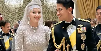 Wajahnya pun kembali diriasa dengan makeup flawless glowing. Ia mengaplikasikan lipstik pink dan riasan mata sedikit smokey. [@missnoorcahaya]