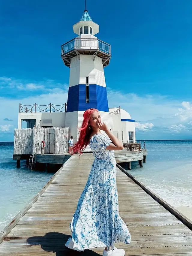 Potret Tasya Farasya Liburan di Maldives, Warnai Rambut Bak Princess Ariel