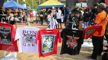 Pedagang kaos Bon Jovi menggelar dagangannya di luar Stadion Gelora Bung Karno, Jakarta, Jumat (11/9/2015). Grup band asal Amerika itu akan menggelar konser ‘Bon Jovi Live! Jakarta' nanti malam di arena GBK. (Liputan6.com/Faizal Fanani)