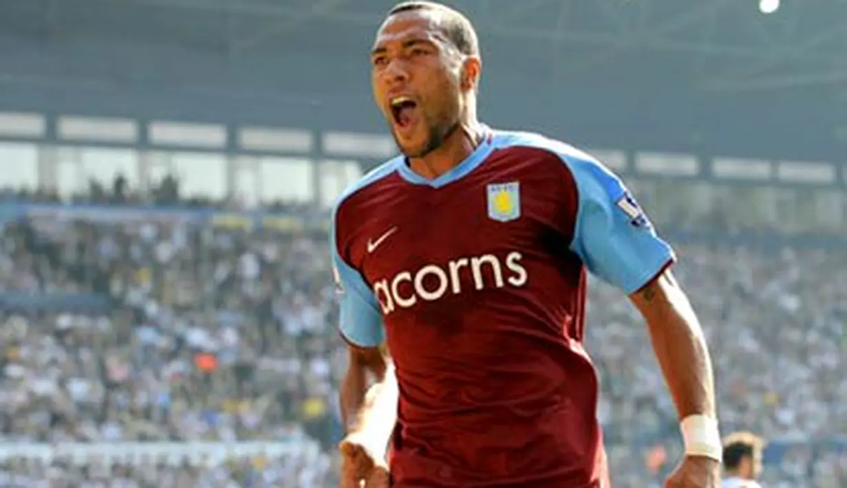 Aston Villa&#039;s Norwegian forward John Carew celebrates after scoring during the EPL football match against West Bromwich Albion at The Hawthorns, West Bromwich, central England, on September 21 2008. AFP PHOTO / ANDREW YATES