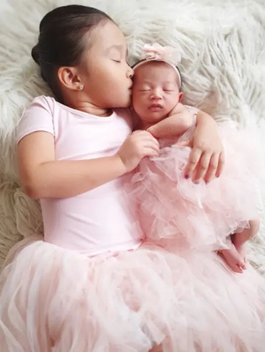 Ruben Onsu pun beberapa kali bercerita tentang betapa sayangnya Thalia kepada sang adik. (Liputan6.com/IG/ruben_onsu)