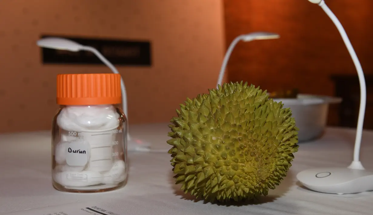 Buah durian dari Asia Tenggara dipamerkan di Museum Makanan Menjijikkan di Los Angeles, California, Amerika Serikat, 6 Desember 2018. (Robyn Beck/AFP)