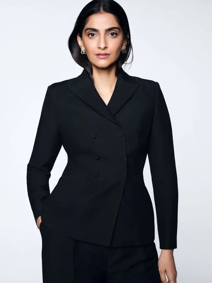 Akrtis India Sonam Kapoor Didapuk Jadi Brand Ambassador Terbaru Dior