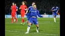 Gelandang Chelsea, Eden Hazard merayakan selebrasi usai mencetak gol ke gawang PSG pada leg kedua 16 besar Liga Champions di Stadion Stamford Bridge, London, Inggris (11/3/15) . Chelsea bermain imbang 2-2 dengan Paris St Germain. (Reuters/Stefan Wermuth)