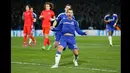 Gelandang Chelsea, Eden Hazard merayakan selebrasi usai mencetak gol ke gawang PSG pada leg kedua 16 besar Liga Champions di Stadion Stamford Bridge, London, Inggris (11/3/15) . Chelsea bermain imbang 2-2 dengan Paris St Germain. (Reuters/Stefan Wermuth)