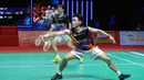 Beberapa kali momentum Raymond Indra/Nikolaus Joaquin mendapat tambahan poin hilang, hingga akhirnya menyerah tipis 19-21 pada set pembuka. Tampak dalam foto, pebulu tangkis ganda putra Indonesia, Raymond Indra/Nikolaus Joaquin saat bertanding melawan wakil Malaysia, Goh Sze Fei/Nur Izzuddin Rumsani pada final Indonesia Masters 2026 di Istora Gelora Bung Karno, Senayan, Jakarta, Minggu (25/1/2026). (Bola.com/Bagaskara Lazuardi)