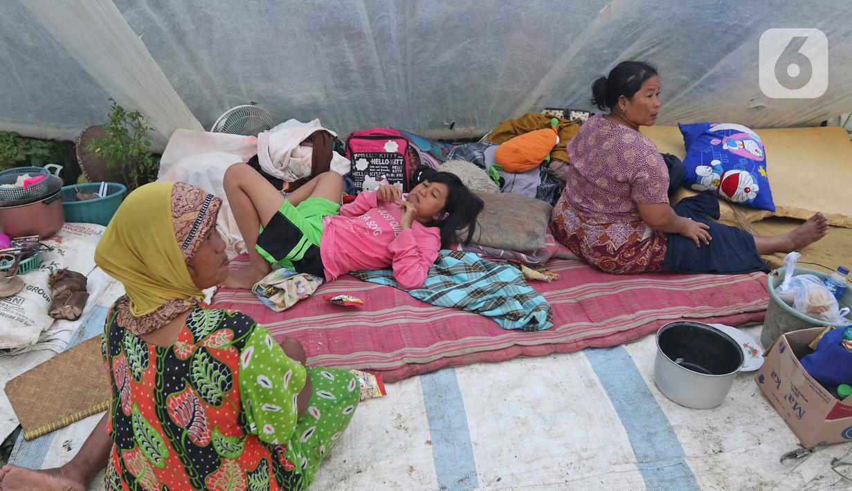 Warga mengungsi di tenda di bantaran sungai Citarum Desa Sumber Urip Pebayuran, Senin (22/2/2021). Sudah tiga hari warga bertahan di tenda pengungsian dikarenakan banjir luapan sungai Citarum yang merendam permukiman warga kampung Babakan Banten Pebayuran. (Liputan6.com/Herman Zakharia)