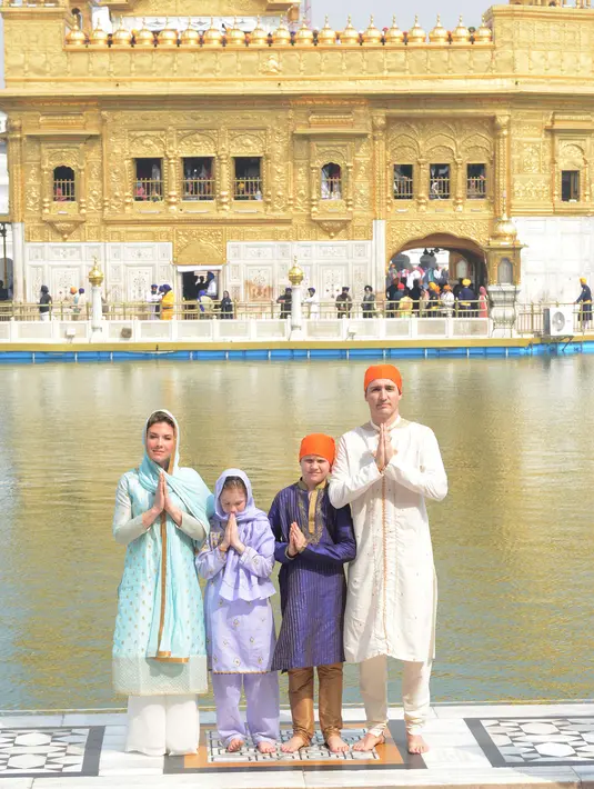 Perdana Menteri Kanada Justin Trudeau bersama dengan istrinya Sophie Gregoire kedua anaknya Ella-Grace  dan putra Xavier memberi hormat di Kuil Emas Sikh di Amritsar, India (21/2). (AFP Photo/Narinder Nanu)