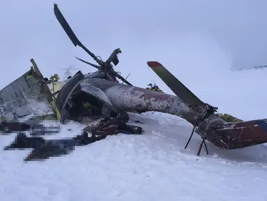 Tampak Jenazah penumpang helikopter Mi - 8 yang jatuh di dekat kota Igarka, Krasnoyarsk , Rusia, Kamis (26/11). Helikopter yang membawa karyawan perusahaan minyak  Rosneft ini jatuh di daerah bersalju Krasnoyarsk. (REUTERS)