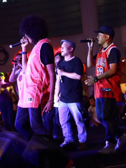 Lagu hitz dari Iwa K feat T-FIVE membuat para penonton konser bergoyang mengikuti irama beat dan nuansa rapper. (Adrian Putra/Bintang.com)