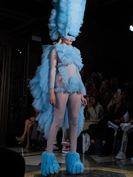 Model berpose di atas catwalk saat memakai busana Spring/Summer 2019 kreasi perancang Pam Hogg selama London Fashion Week di London (14/9). Pam Hogg menampilkan busana Spring/Summer 2019 tembus pandang. (Photo by Vianney Le Caer/Invision/AP)