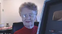 Nenek Shirley masih aktif bermain gim. (Doc: Kotaku)