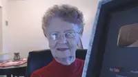 Hebat, Nenek 80 tahun Ini Aktif Main Gim dan Posting Video!